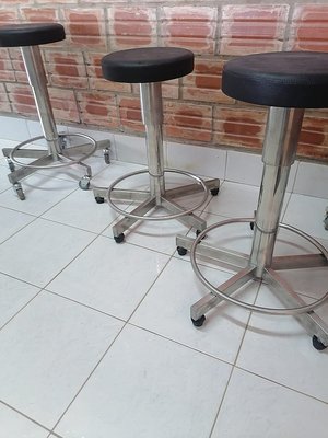 Taburete Regulable con Tapón de Goma o con Ruedas giratorias logo