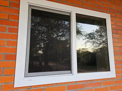 Ventana PVC doble vidrio logo