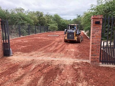 Servicio de mini cargadora, tierras para relleno, nivealación logo