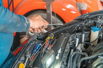 Reparación y mantenimiento de autos, tractores y camiones logo